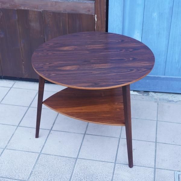 値下げ/北欧デンマークから入荷したローズウッド材サイドテーブルです。モダンでスタイリッシュなデザインで、ソファサイドは もちろん棚付きなので飾り棚としてもおススメ。 - kokoelma -ココエルマ- 雑貨・中古家具・北欧家具・アンティーク家具の通販 インテリア 