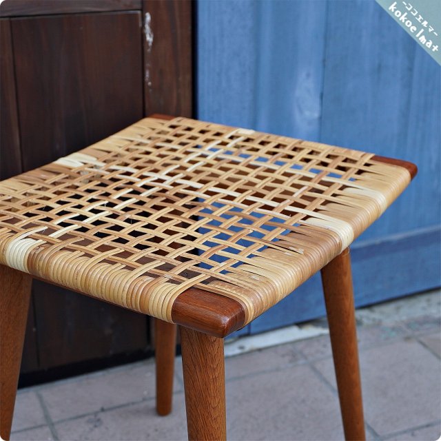 デンマークから入荷したラタン編みスツールです。チーク材のフレームとラタンのコントラストが魅力のコンパクトな椅子は、気品ある落ち着いた印象をお部屋にプラスしてくれます♪