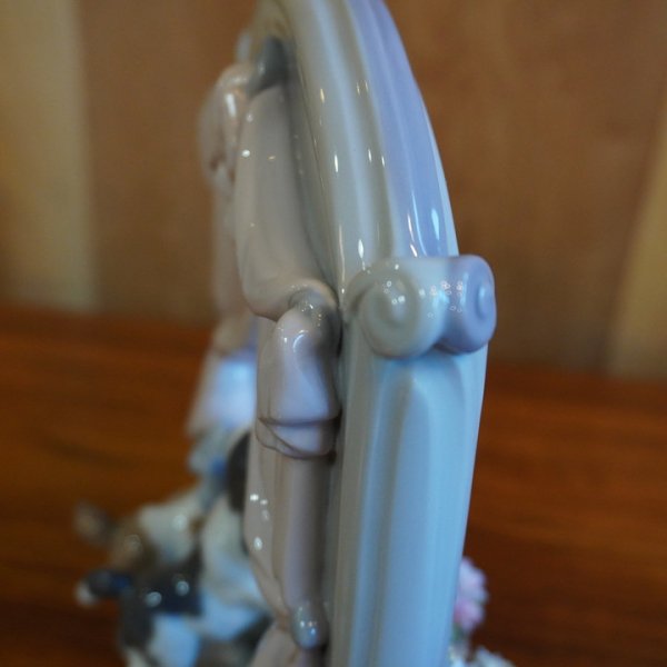 スペインLLADRO(リヤドロ)社の陶器人形の置物『フィギュリン 』可愛いながめです。窓辺に身を乗り出す二匹の仔犬と可憐な花々が愛らしく微笑ましい作品です。贈答品/プレゼント - kokoelma -ココエルマ-  雑貨・中古家具・北欧家具・アンティーク家具の通販 インテリア ...