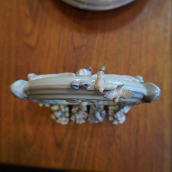 スペインLLADRO(リヤドロ)社の陶器人形の置物『フィギュリン 』可愛いながめです。窓辺に身を乗り出す二匹の仔犬と可憐な花々が愛らしく微笑ましい作品です。贈答品/プレゼント - kokoelma -ココエルマ-  雑貨・中古家具・北欧家具・アンティーク家具の通販 インテリア ...