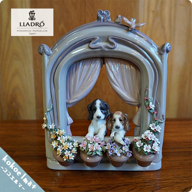 スペインLLADRO(リヤドロ)社の陶器人形の置物『フィギュリン』可愛いながめです。窓辺に身を乗り出す二匹の仔犬と可憐な花々が愛らしく微笑ましい作品です。贈答品/プレゼント