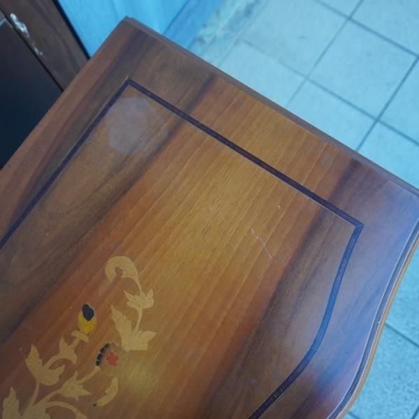 アンティーク調の象嵌細工が施された猫脚2段チェストです