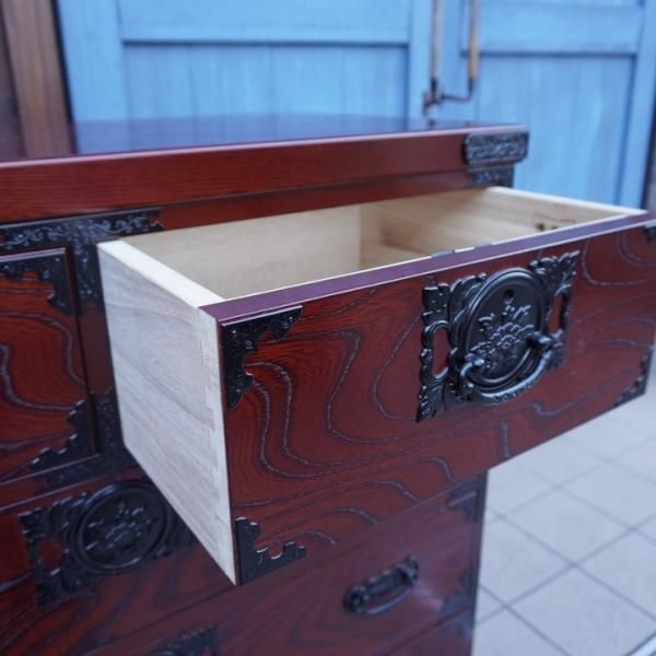 四国高松の伝統工芸 飛鳥工芸家具の欅材 和箪笥です。隅金具を 四国高松の伝統工芸 飛鳥工芸家具の欅材 和箪笥です。隅金具を