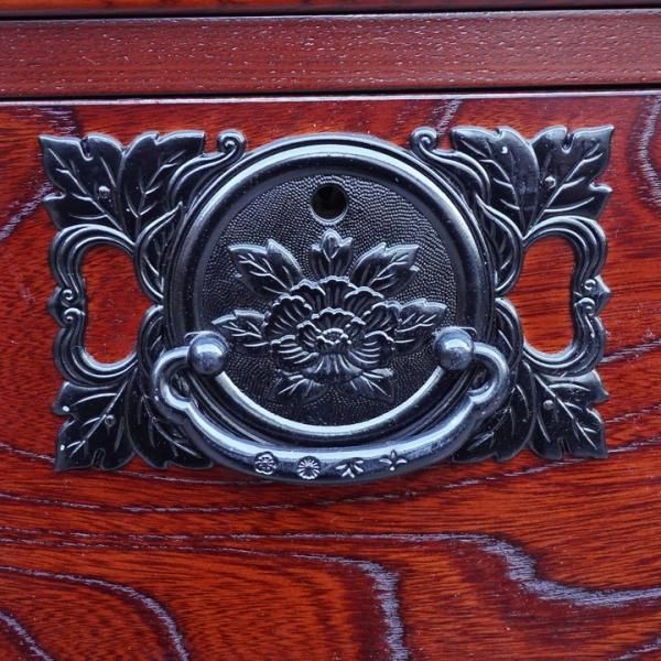 四国高松の伝統工芸 飛鳥工芸家具の欅材 和箪笥です。隅金具を 四国高松の伝統工芸 飛鳥工芸家具の欅材 和箪笥です。隅金具を