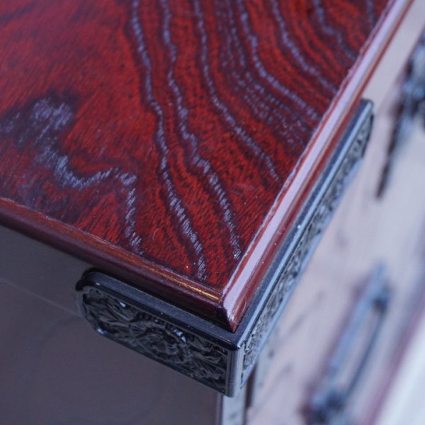 四国高松の伝統工芸 飛鳥工芸家具の欅材 和箪笥です。隅金具をはじめ