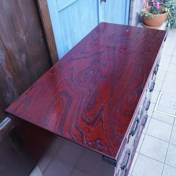 四国高松の伝統工芸 飛鳥工芸家具の欅材 和箪笥です。隅金具を 四国高松の伝統工芸 飛鳥工芸家具の欅材 和箪笥です。隅金具を