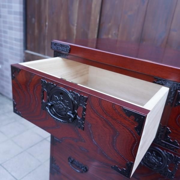 四国高松の伝統工芸 飛鳥工芸家具の欅材 和箪笥です。隅金具を 四国高松の伝統工芸 飛鳥工芸家具の欅材 和箪笥です。隅金具を
