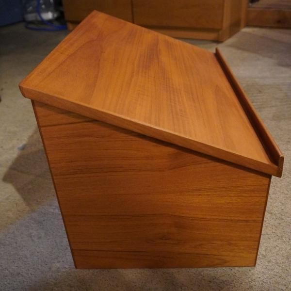 デンマークより入荷したチーク材マガジンラックです。シンプルな