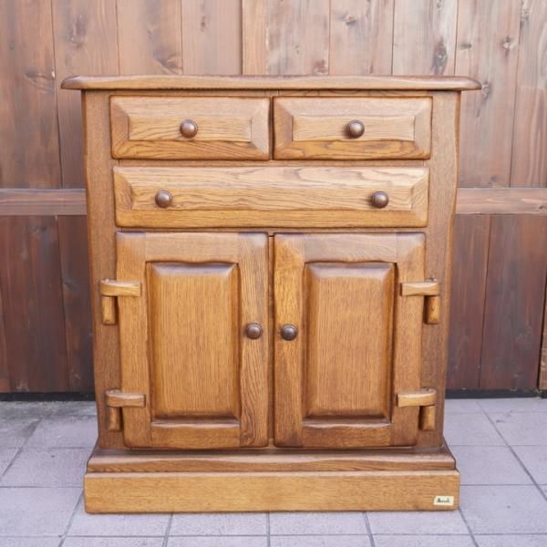 北海道旭川の家具メーカー河元家具工業のキャビネットです