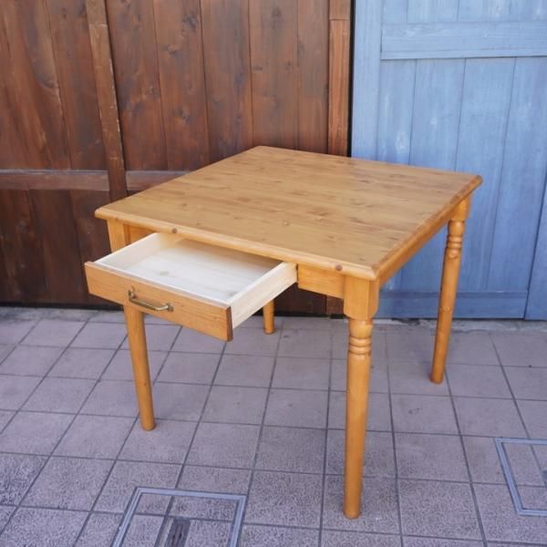 大川家具のパイン無垢材を使用したアンティーク調ダイニング