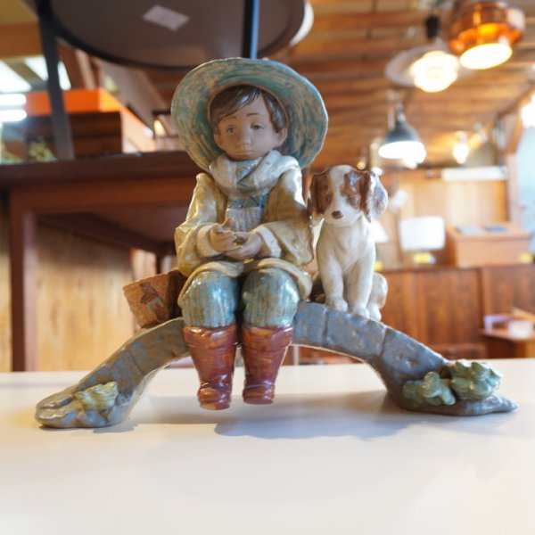 値下げ/スペインLLADRO(リヤドロ)社の陶器人形の置物『フィギュリン』THE OLD FISHING HOLE/2237  です。魚釣りをする男の子に寄り添う仔犬が愛らしい作品です。贈答品 - kokoelma　-ココエルマ- 