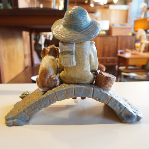 値下げ/スペインLLADRO(リヤドロ)社の陶器人形の置物『フィギュリン』THE OLD FISHING HOLE/2237  です。魚釣りをする男の子に寄り添う仔犬が愛らしい作品です。贈答品 - kokoelma　-ココエルマ- 