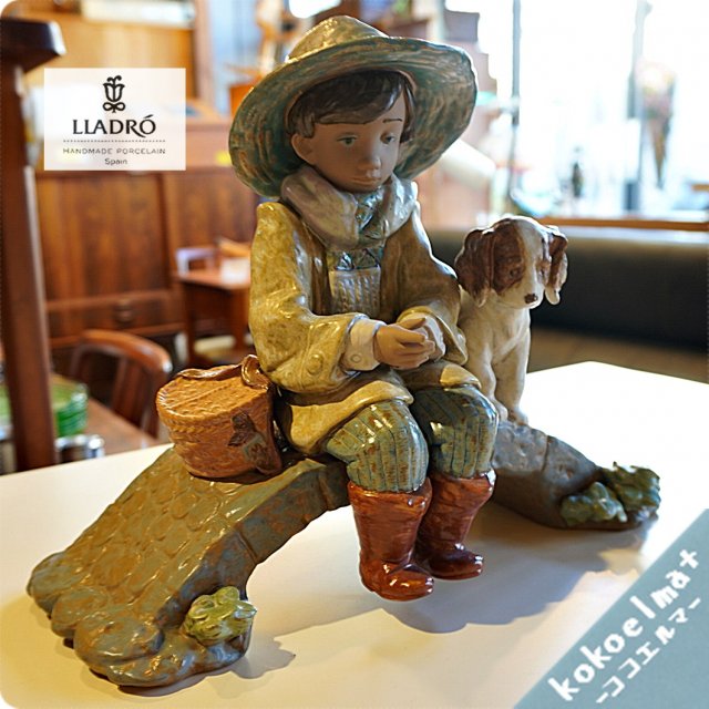 値下げ/スペインLLADRO(リヤドロ)社の陶器人形の置物『フィギュリン』THE OLD FISHING HOLE/2237 です。魚釣りをする男の子に寄り添う仔犬が愛らしい作品です。贈答品