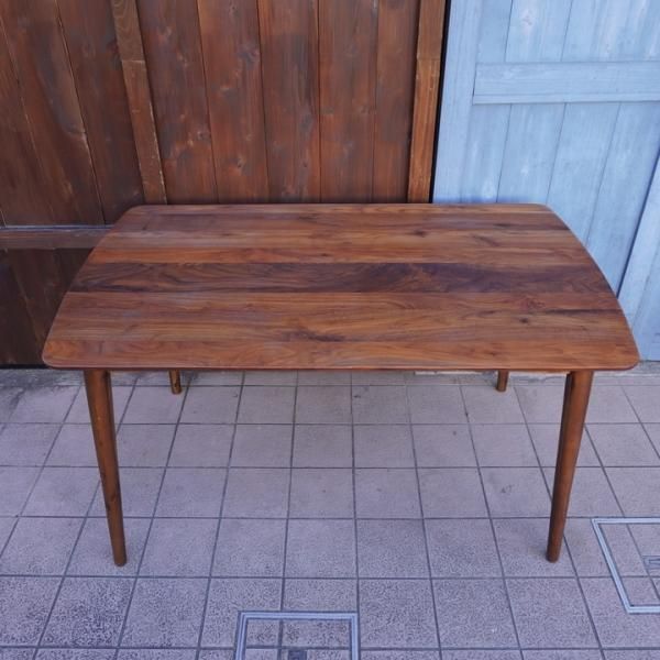 IDC OTSUKA(大塚家具)の木の素材感を楽しめるダイニングテーブル IDC OTSUKA(大塚家具)の木の素材感を楽しめるダイニングテーブル