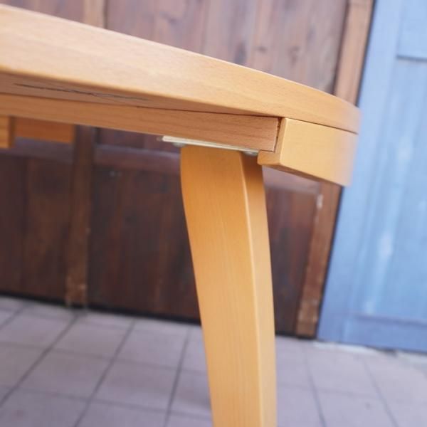 イタリアのCalligaris(カリガリス)社のビーチ材伸長式ダイニング イタリアのCalligaris(カリガリス)社のビーチ材伸長式ダイニング