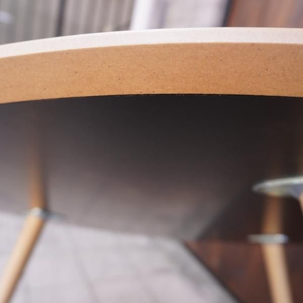 北欧デンマークのブランドBoConcept(ボーコンセプト)のBORNHOLM(ボーンホルム)コーヒーテーブルです。スレンダーな3本脚が魅力の リビングテーブルは北欧スタイルや和モダンな空間に。 - kokoelma -ココエルマ- 雑貨・中古家具・北欧家具・アンティーク家具の通販 