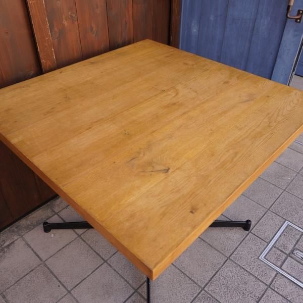 インダストリアルモダンなオーク材+スチール脚のカフェテーブル インダストリアルモダンなオーク材+スチール脚のカフェテーブル