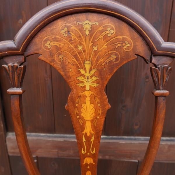 アンティーク調の象嵌細工を施したアームレスチェアです。イタリアン