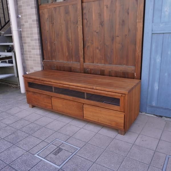 大川の家具メーカー岡製作所のアンリ TVボードです。天然木のウォールナットを贅沢に使用したレトロなデザインがポイントのテレビボード。野趣あふれる 表情が楽しめるローボードです♪ - kokoelma -ココエルマ- 雑貨・中古家具・北欧家具・アンティーク家具の通販 