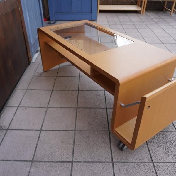 値下げ/karimoku(カリモク家具)のTA3710リビングテーブル。マガジンラック、コンセントも備えた多機能テーブル。 キャスター付きなので移動もスムーズ♪インテリアのアクセントに。 - kokoelma -ココエルマ- 雑貨・中古家具・北欧家具・アンティーク家具の通販  インテリア 