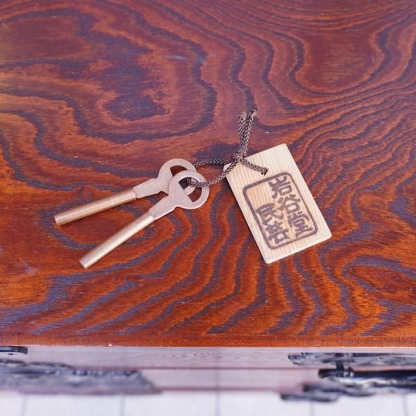 岩谷堂箪笥 整理たんす 欅材 拭漆塗り 南部鉄器金具 桐紋様 ロー ケヤキ チェスト 小物収納 伝統 民芸 和タンス_松本民芸 北海道(和タンス)｜売買されたオークション情報、Yahoo!オークション(旧ヤフオク!)  の商品情報をアーカイブ公開 - オークファン（aucfan.com）
