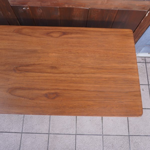 値下げ/イギリスアンティークのチーク材を使用したコーヒーテーブルです。北欧モダンデザインのスタイリッシュなリビングテーブル。ラック付きのオシャレなセンターテーブル。英国ヴィンテージ  - kokoelma　-ココエルマ- 