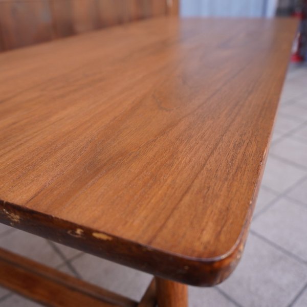 値下げ/イギリスアンティークのチーク材を使用したコーヒーテーブルです。北欧モダンデザインのスタイリッシュなリビングテーブル。ラック付きのオシャレなセンターテーブル。英国ヴィンテージ  - kokoelma　-ココエルマ- 