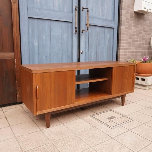 ヴィンテージテイストに仕上げられたウォールナット材テレビボードです