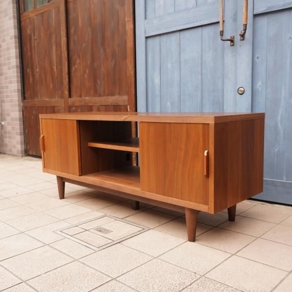 ヴィンテージテイストに仕上げられたウォールナット材テレビボードです