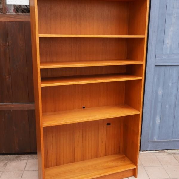 デンマークより入荷した、チーク材を使用したブックシェルフです デンマークより入荷した、チーク材を使用したブックシェルフです