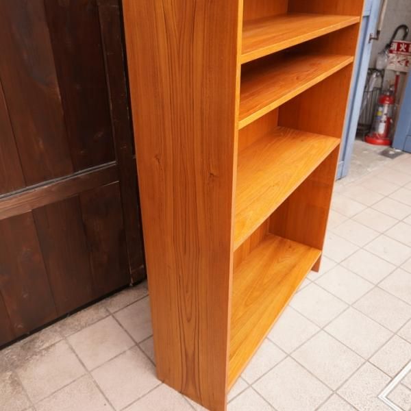 デンマークより入荷した、チーク材を使用したブックシェルフです デンマークより入荷した、チーク材を使用したブックシェルフです