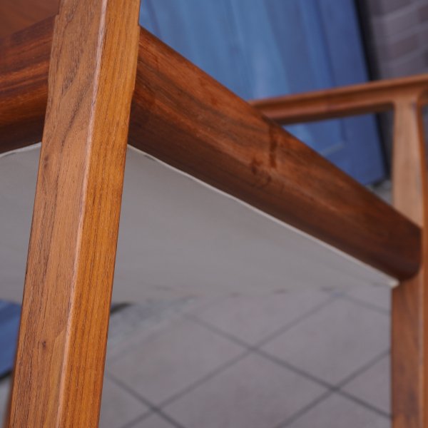 TIME&STYLE(タイムアンドスタイル)のVISION  ウォールナット材ダイニングチェア2脚セットです。木目の美しさが際立つシンプルでスタイリッシュなアームチェアです。 - kokoelma　-ココエルマ-  　雑貨・中古家具・北欧家具・アンティーク家具の通販　インテリアショップ　多摩市東寺方