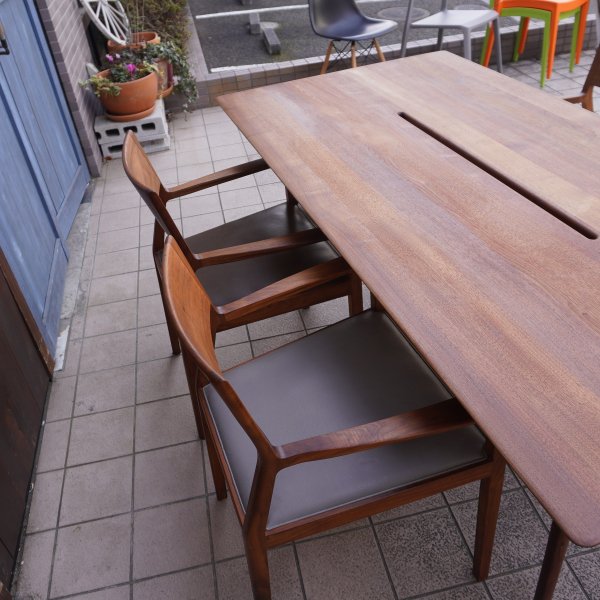 TIME&STYLE(タイムアンドスタイル)のOpus  ウォールナット材ダイニングテーブルです。1本の木から伐り出されたくの字の脚が魅力の食卓はダイニングを上質な空間にしてくれます。 - kokoelma　 -ココエルマ- 
