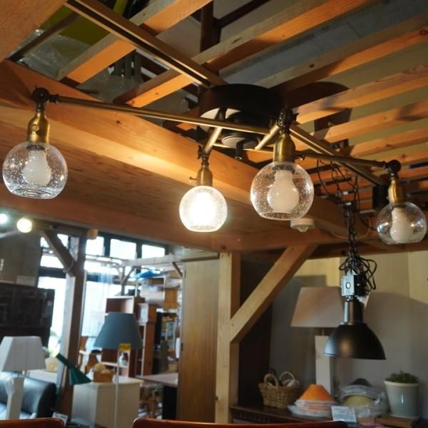 泡入りガラスがレトロな4連スポットライトです。ブルックリン