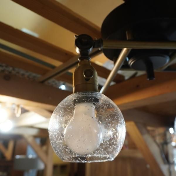 泡入りガラスがレトロな4連スポットライトです。ブルックリンスタイル