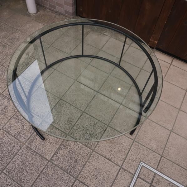 ドイツのメーカーHUKLA(フクラ)のロングセラー商品TMRB リビングテーブル(Lサイズ)です。円形のシンプルなデザインとガラストップが圧迫感を 感じさせずスタイリッシュな印象のローテーブルです！！ - kokoelma -ココエルマ- 雑貨・中古家具・北欧家具・アンティーク家具の 