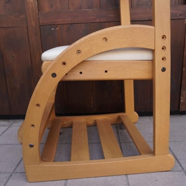 karimoku(カリモク家具)のデスクチェアー/XT1801です。座面と足 karimoku(カリモク家具)のデスクチェアー/XT1801です。座面と足