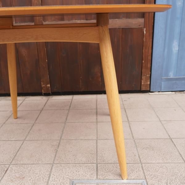 人気のkarimoku60(カリモク60+) オーク材 Dテーブルです。北欧スタイル