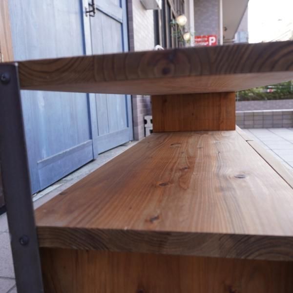 インダストリアルなテレビボードです。杉無垢材とアイアンの