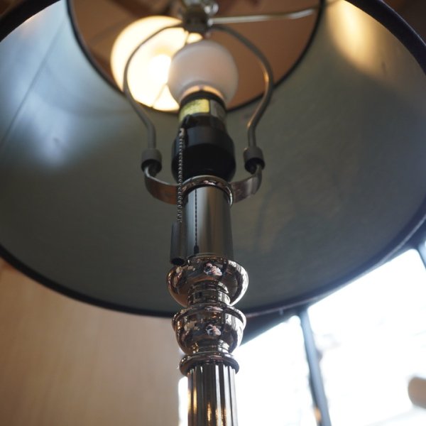 WILDWOOD(ワイルドウッド)取扱いのメーカーChelsea  House(チェルシーハウス)のテーブルランプ。上品な輝きを放つシルバーカラーの支柱がクラシカルな印象の照明は寝室のナイトスタンドに -  kokoelma　-ココエルマ-