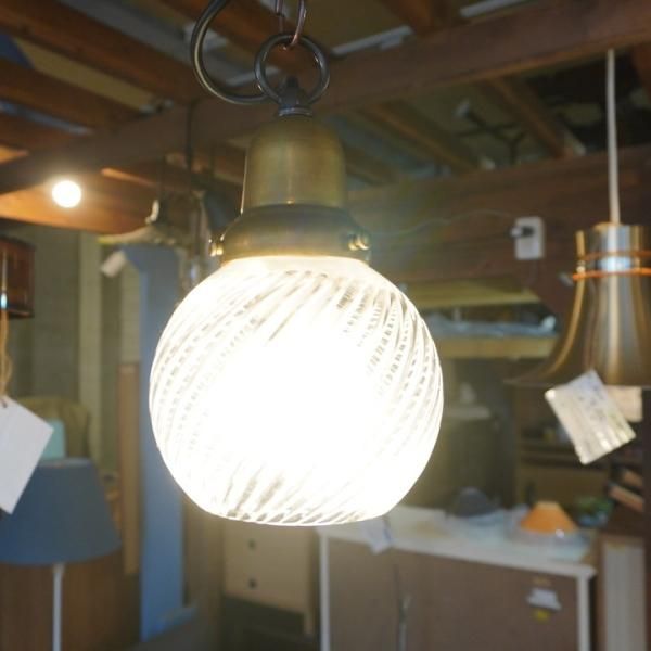 レトロなガラスシェードペンダントライトです。ビンテージテイストの