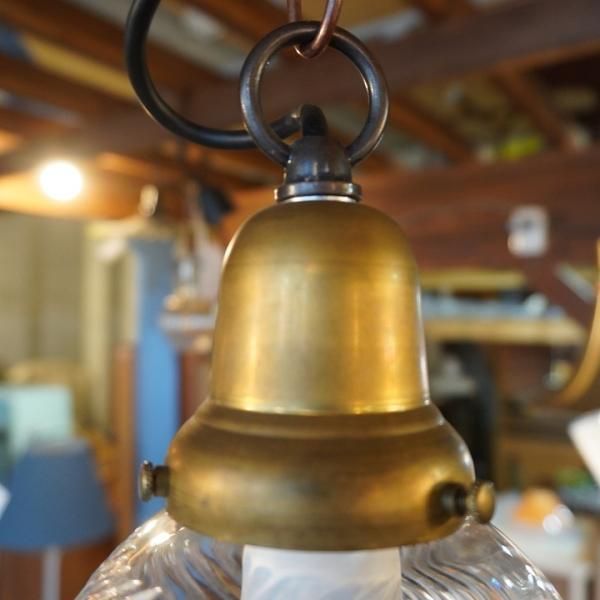 レトロなガラスシェードペンダントライトです。ビンテージテイストの