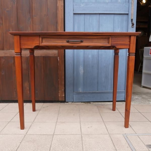 市場家具(ICHIBA)のマホガニー材を使用したデスクです。深みの 市場家具(ICHIBA)のマホガニー材を使用したデスクです。深みの