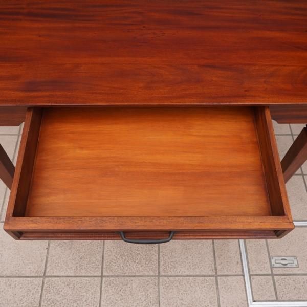 市場家具(ICHIBA)のマホガニー材を使用したデスクです。深みの 市場家具(ICHIBA)のマホガニー材を使用したデスクです。深みの