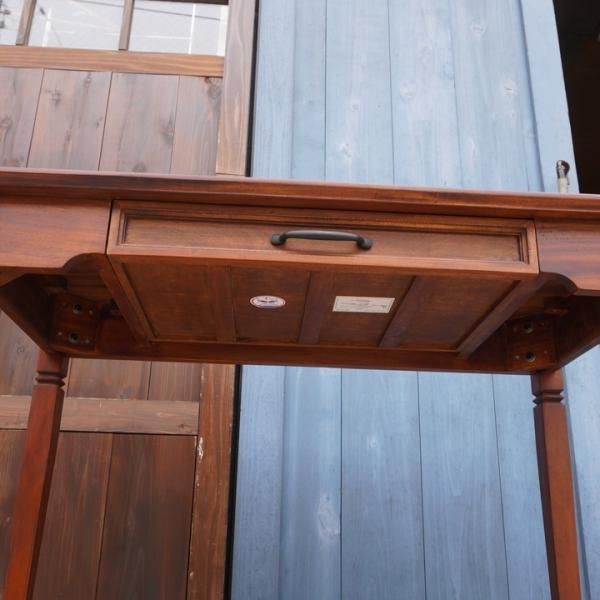市場家具(ICHIBA)のマホガニー材を使用したデスクです。深みの 市場家具(ICHIBA)のマホガニー材を使用したデスクです。深みの