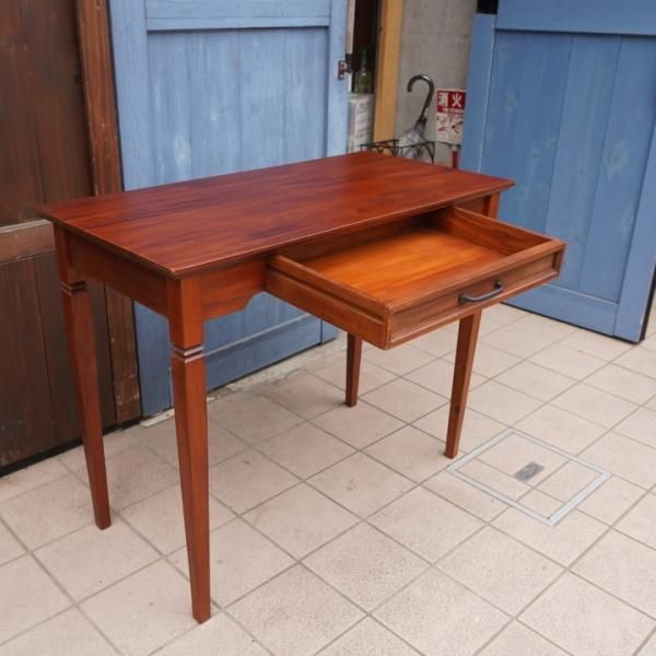 市場家具(ICHIBA)のマホガニー材を使用したデスクです。深みの 市場家具(ICHIBA)のマホガニー材を使用したデスクです。深みの