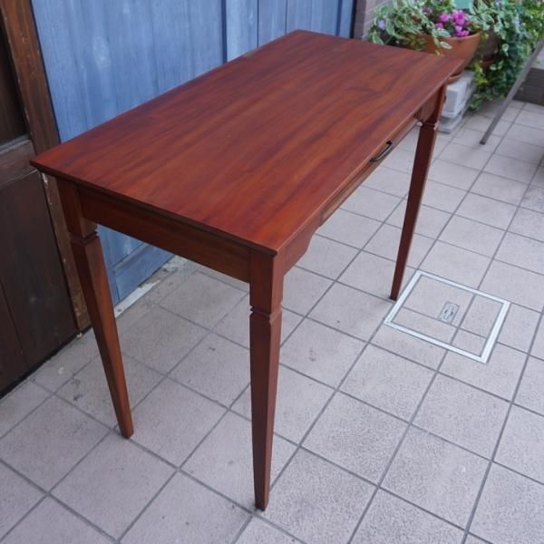 市場家具(ICHIBA)の天然木マホガニー材を使用したデスクです