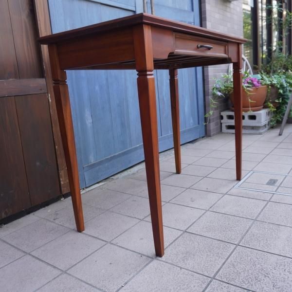 市場家具(ICHIBA)の天然木マホガニー材を使用したデスクです
