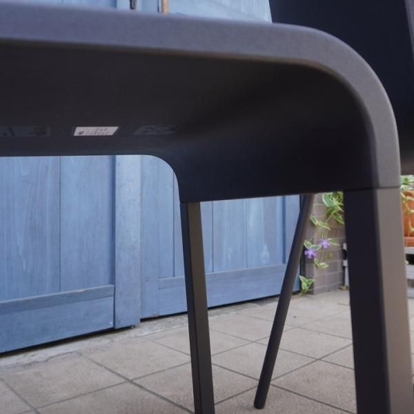 Vitra(ヴィトラ)社の.03(ゼロスリー) 2脚セットです Vitra(ヴィトラ)社の.03(ゼロスリー) 2脚セットです
