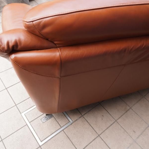 IDC OTSUKA(大塚家具)のオースチン 総革張り2人掛けソファーです IDC OTSUKA(大塚家具)のオースチン 総革張り2人掛けソファーです